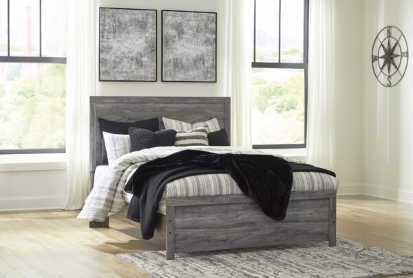 Bronyan Queen Size Bed